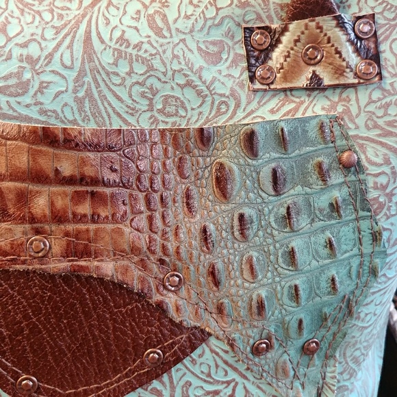 Handcrafted LEATHER TOTE BY WHITE BUFFALO CREATION - Picture 4 of 6