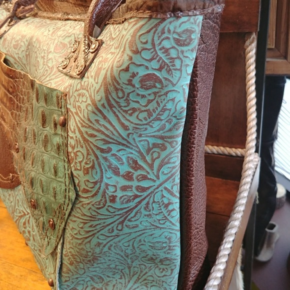 Handcrafted LEATHER TOTE BY WHITE BUFFALO CREATION - Picture 6 of 6