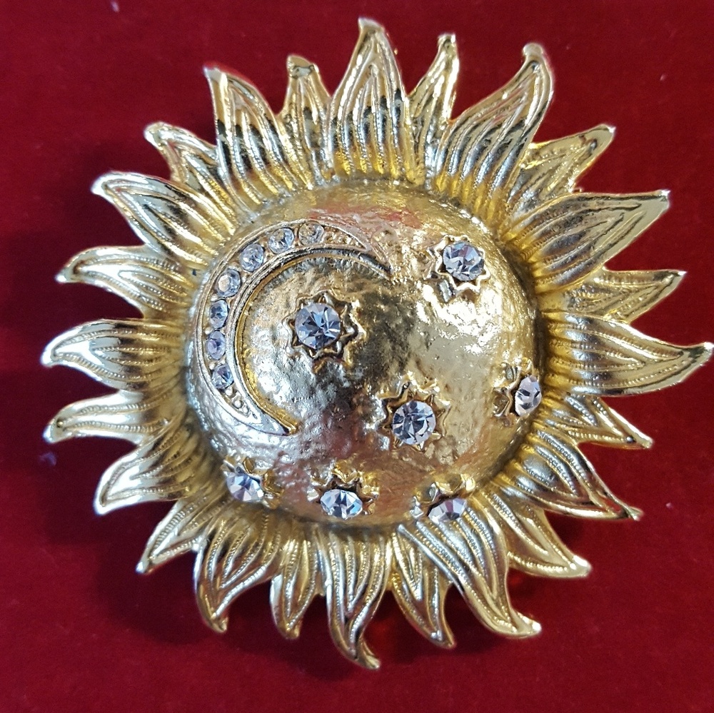 Universe Gold and rhinestone pendent/pin .