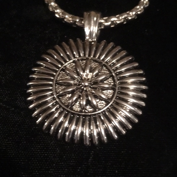 Necklace with pendant - Picture 2 of 4