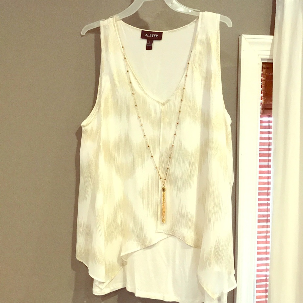 Tank Top gold necklace detail