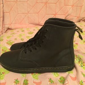 Doc Martens Black leather shoreditch boots