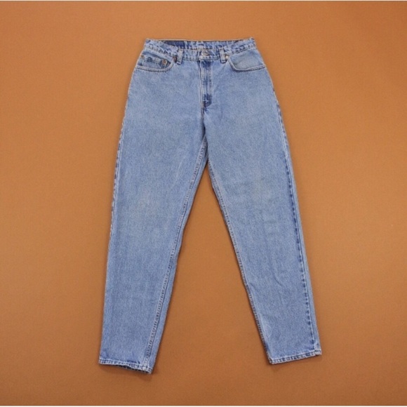 Vintage High Waisted Levi’s -Medium Wash (L-XXL) - Picture 2 of 3