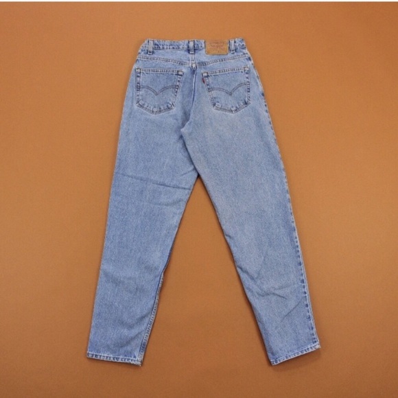 Vintage High Waisted Levi’s -Medium Wash (L-XXL) - Picture 3 of 3