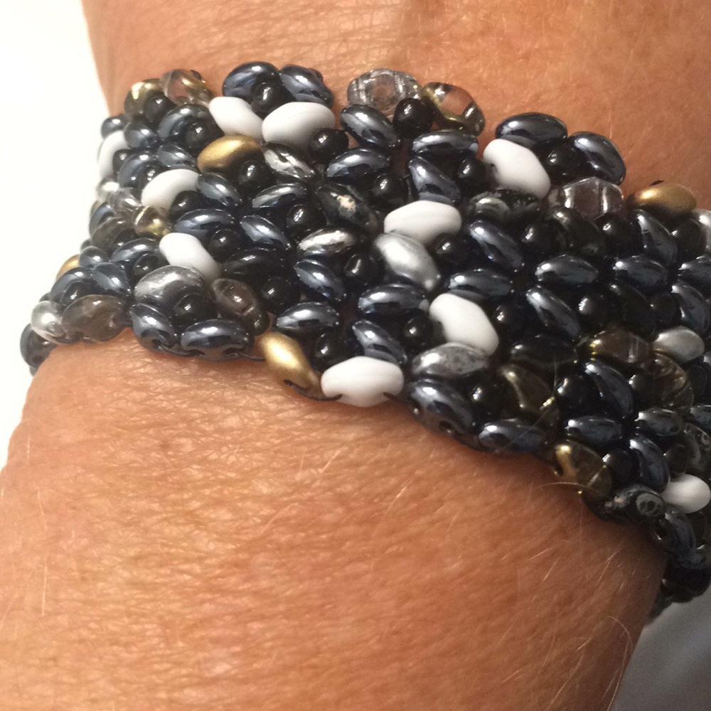PRETTY BEADED BRACELET