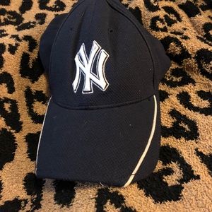 NY Yankees hat  Medium Large EUC new Era