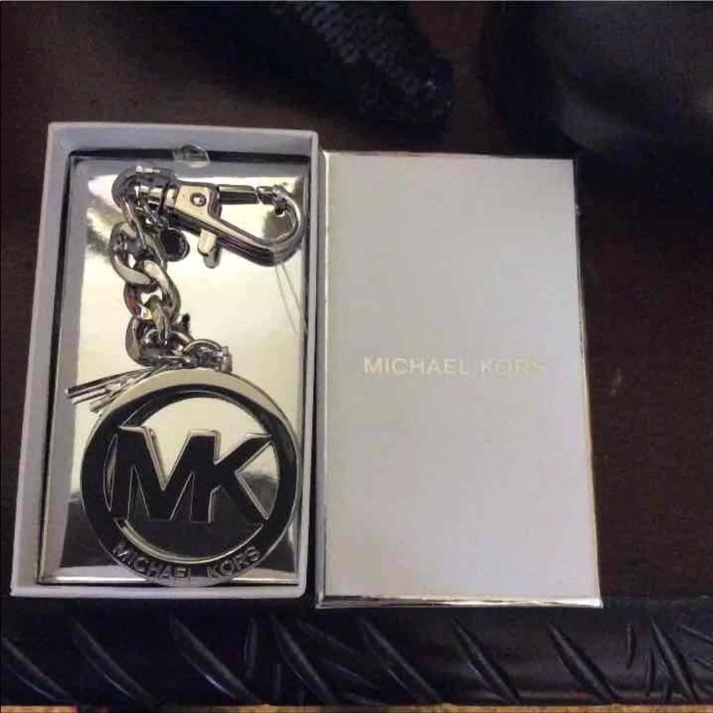 MICHAEL KORS KEY FAB SILVER NEW IN BOX