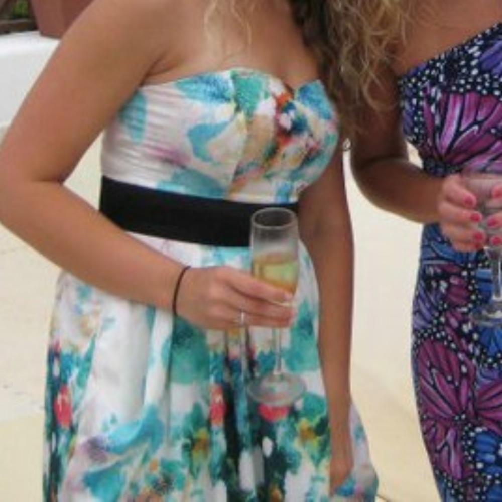 Beautiful floral dress with pockets!
