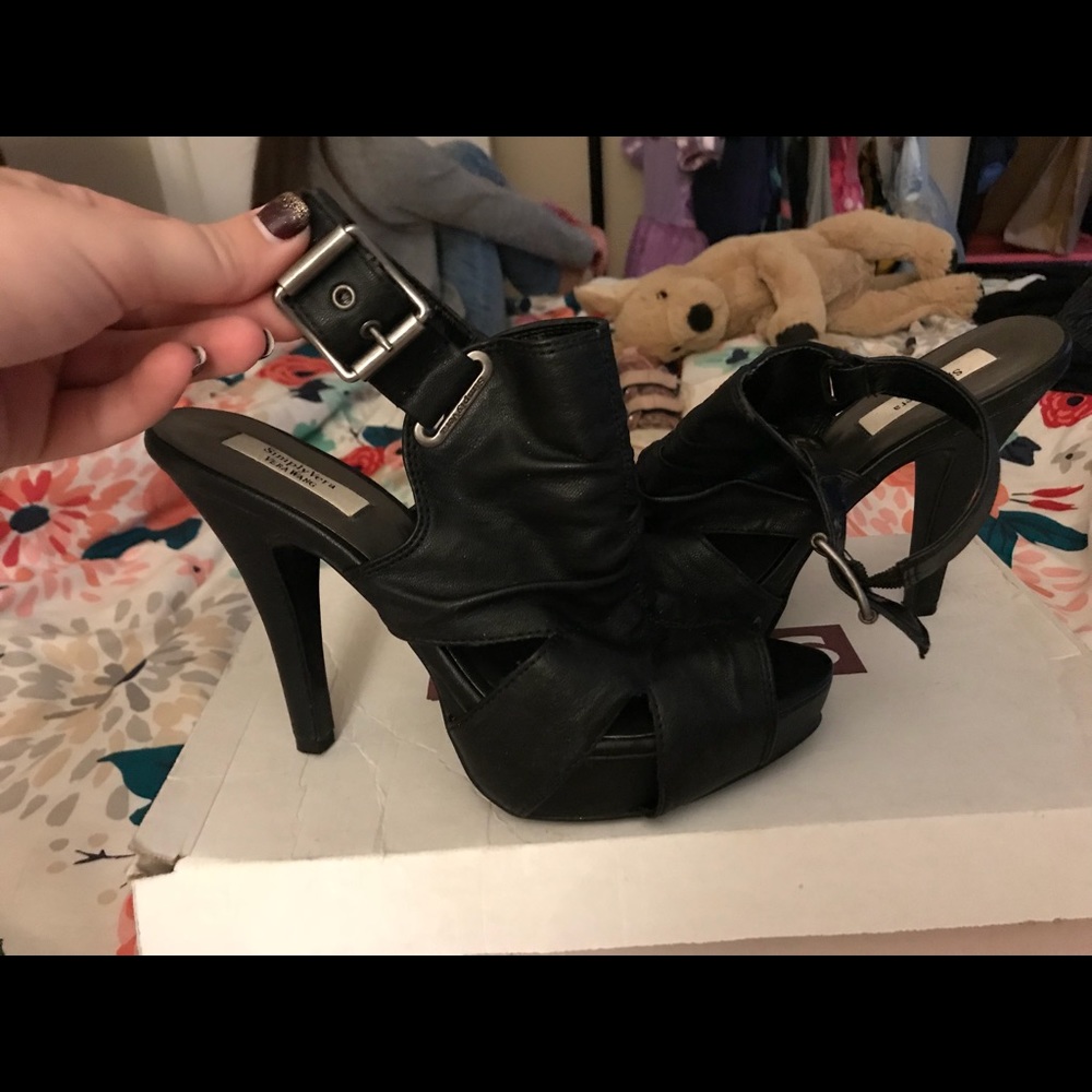 Simply Vera black leather heels