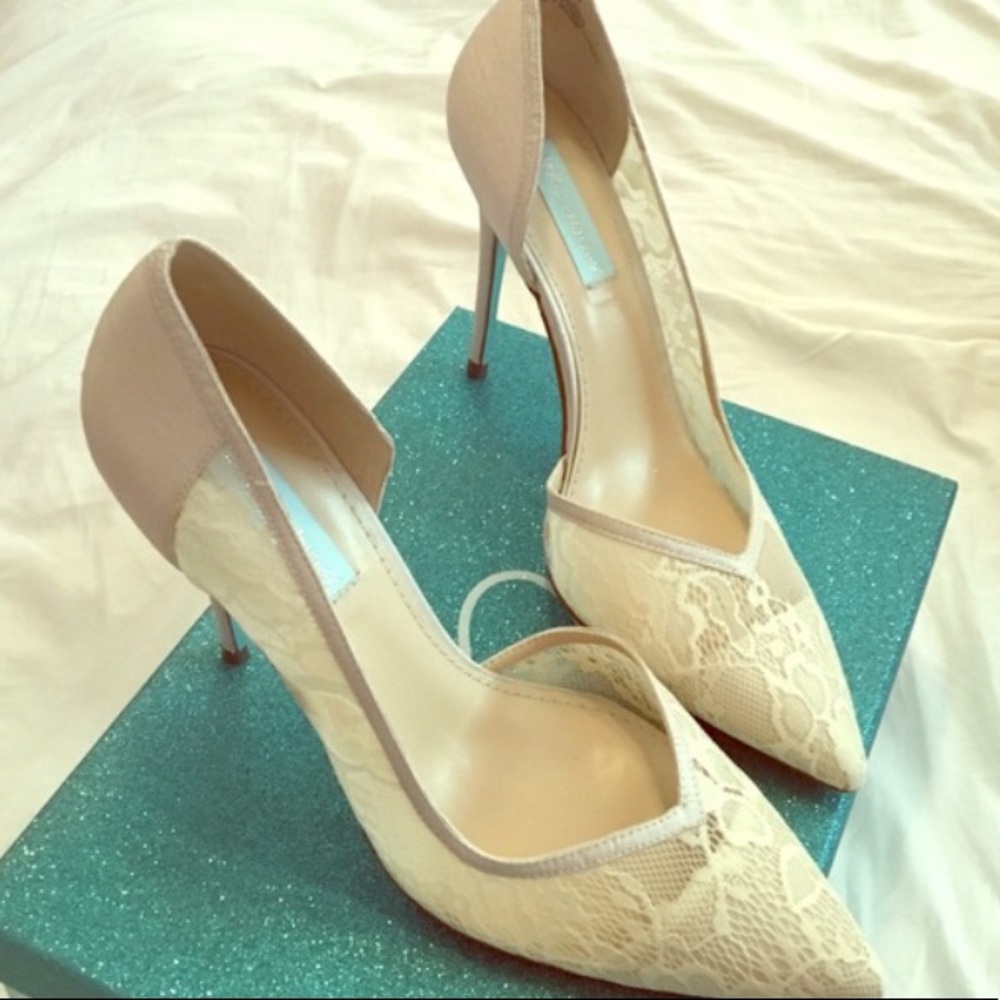 Blue by Betsey Johnson champagne lace pump, size 9