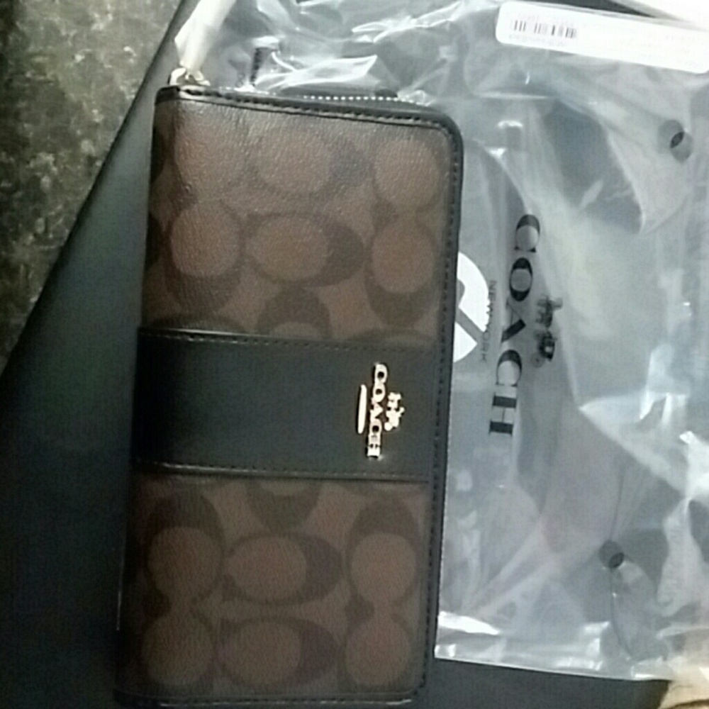 Brand new coach signature wallets AUTHENTIC.