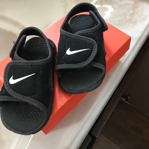 NIKE BABY SANDALS SIZE 5