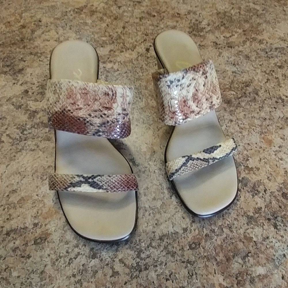 Onex Unique Animal/Snake Design Pumps - Size 8