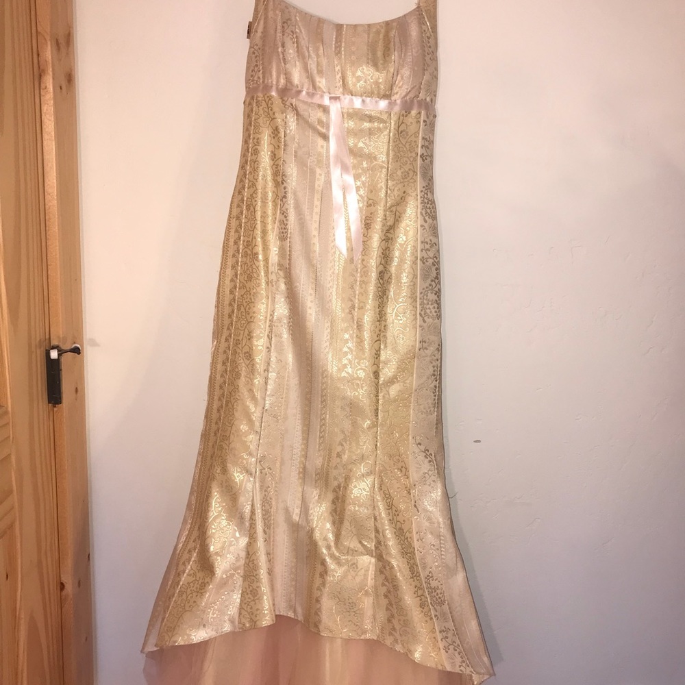 Beautiful, halter style dress.