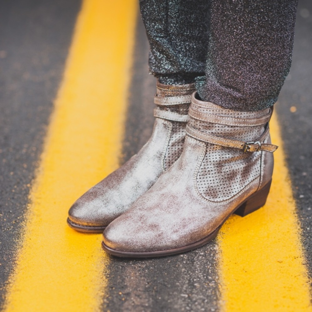 SEYCHELLES size 8.5 Sanctuary silver booties