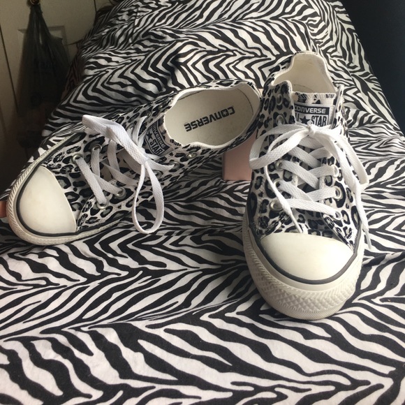 Cheetalicious Converse Love tops 🚨💋 - Picture 2 of 3