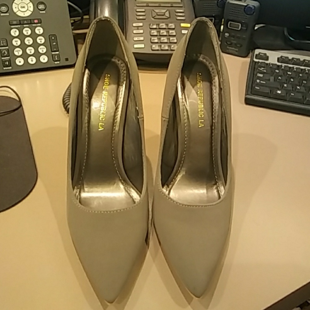 Gray pumps