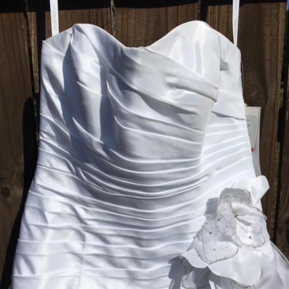 New with tags David's Bridal wedding gown - Picture 2 of 8