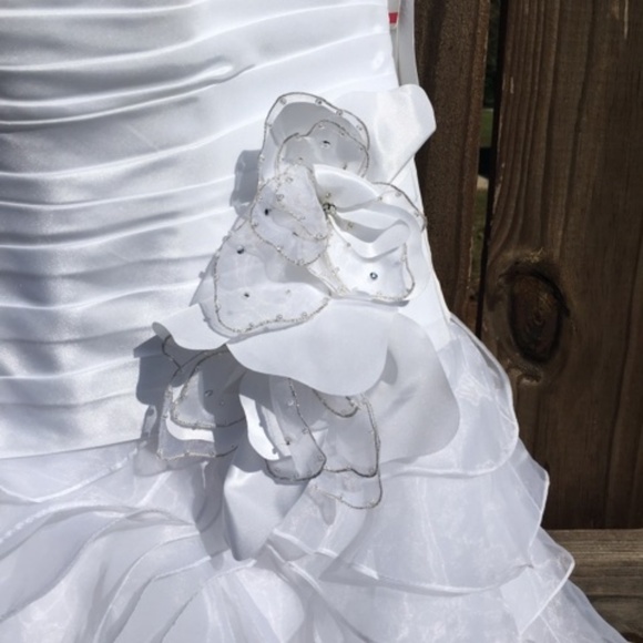 New with tags David's Bridal wedding gown - Picture 3 of 8