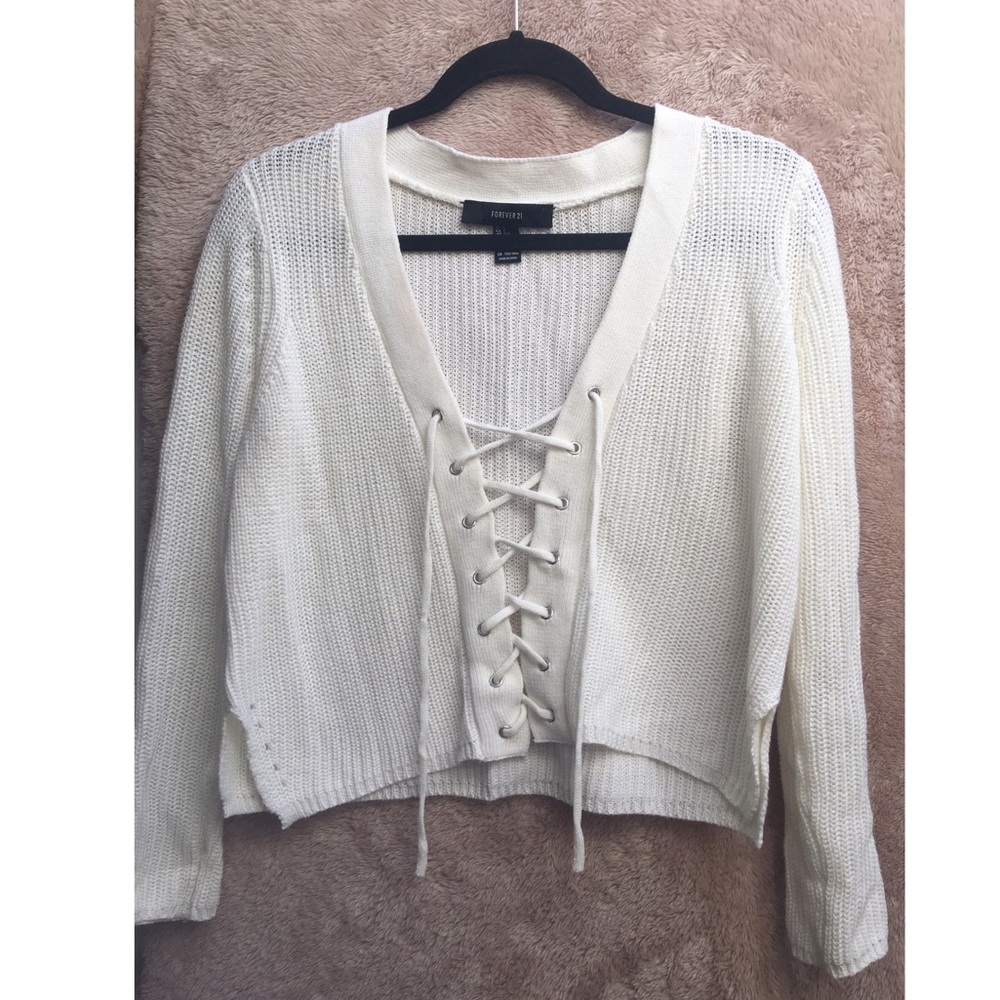 White top / sweater
