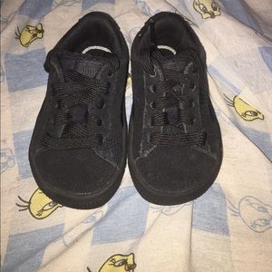 Boys BLACK Suede Classic Pumas size 4c