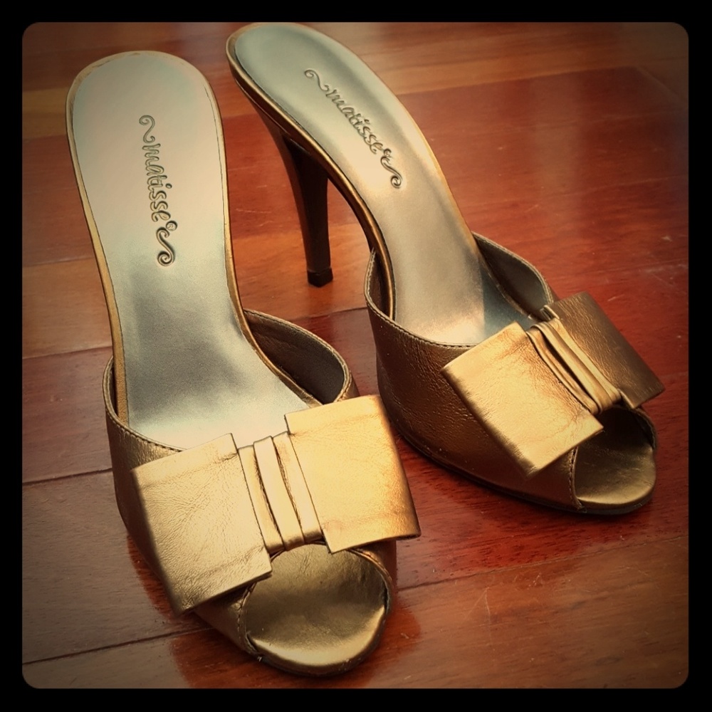 Pretty bronze heels with bow