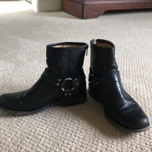 Frye Phillip harnes black boots