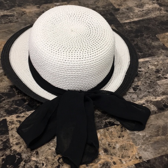 Beach Hat ☀️ - Picture 2 of 4