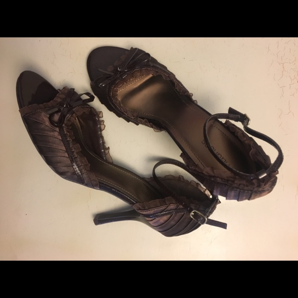 NWOT Maurices Brown Ruffle Heels
