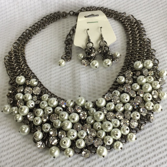 Chunky Pearl and Crystal Necklace Set - Picture 6 of 7