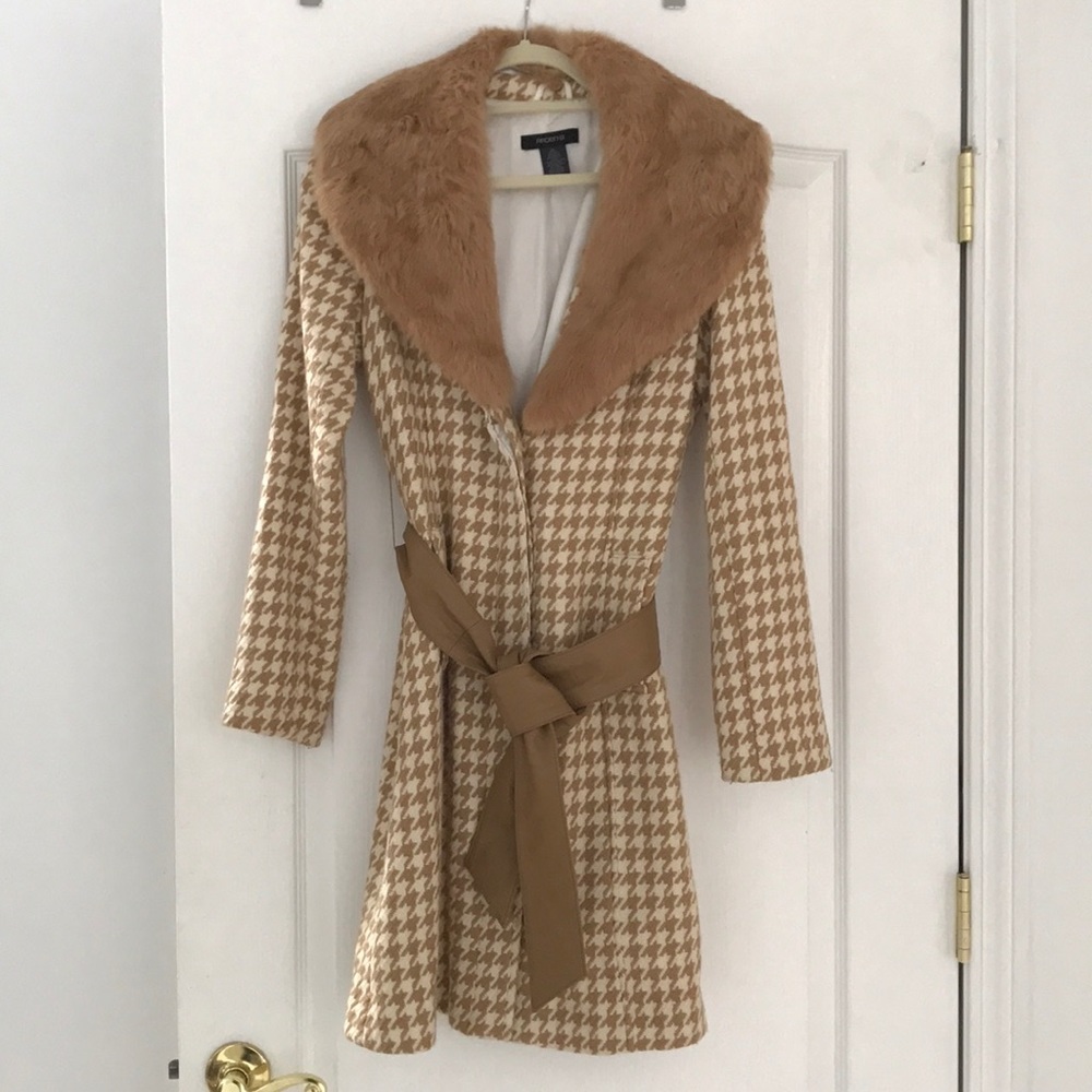 Tan and cream hounds tooth fur trim coat