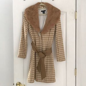 Tan and cream hounds tooth fur trim coat