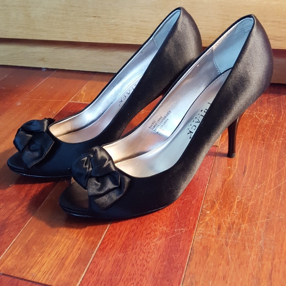 Elegant silk heels with bow- excellent condition