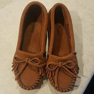 Minnetonka kilty suede fringe moccasins flats