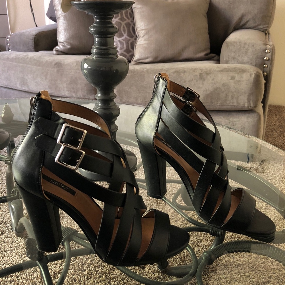 Strappy heels in black