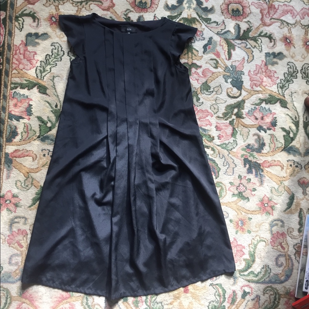 Black Mossimo cap sleeve shift dress with pleats