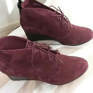 Ankle boots with wedge heel.