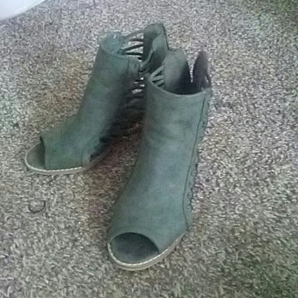 Heels - Picture 1 of 3