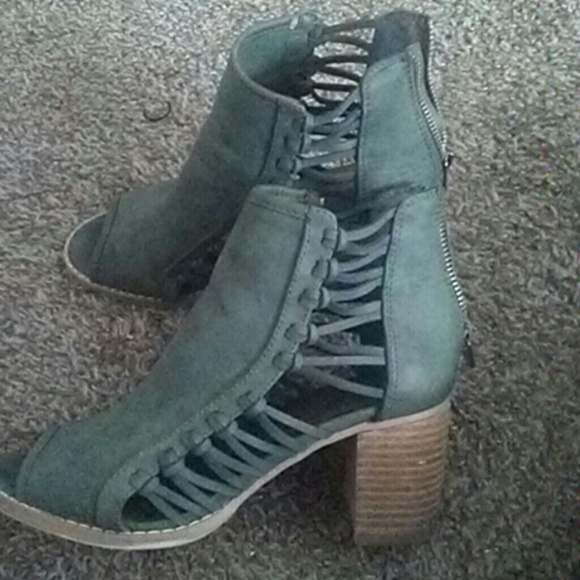 Heels - Picture 2 of 3