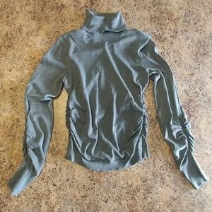 Carlisle Women's Grey Turtleneck Sweater - M