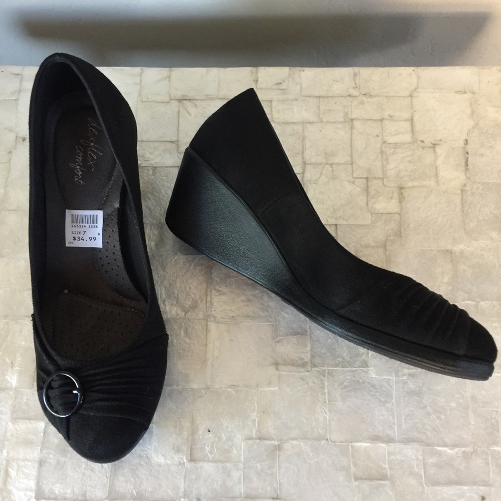 Dexflex Comfort Sz 7 wedge shoe.