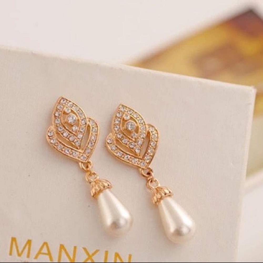 Pearl drop earrings