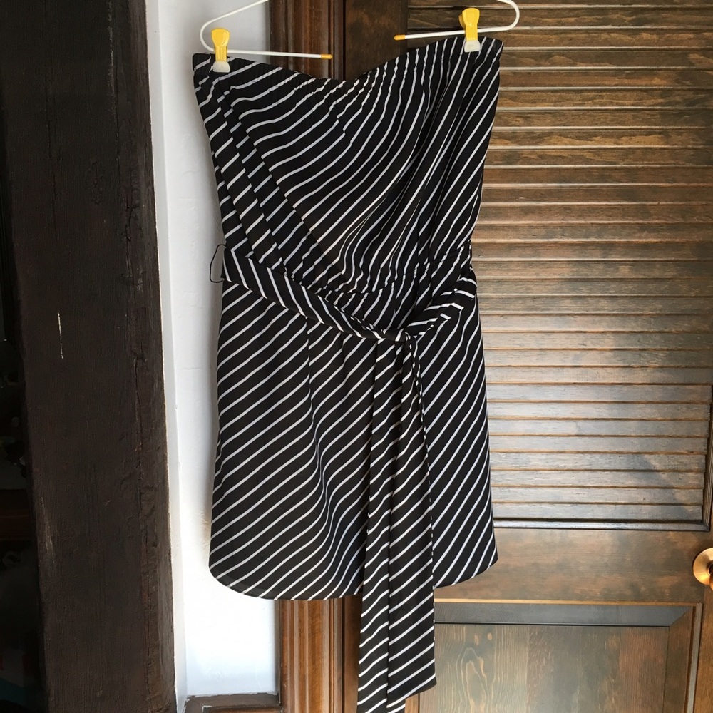 Express strapless dress with pockets and belt