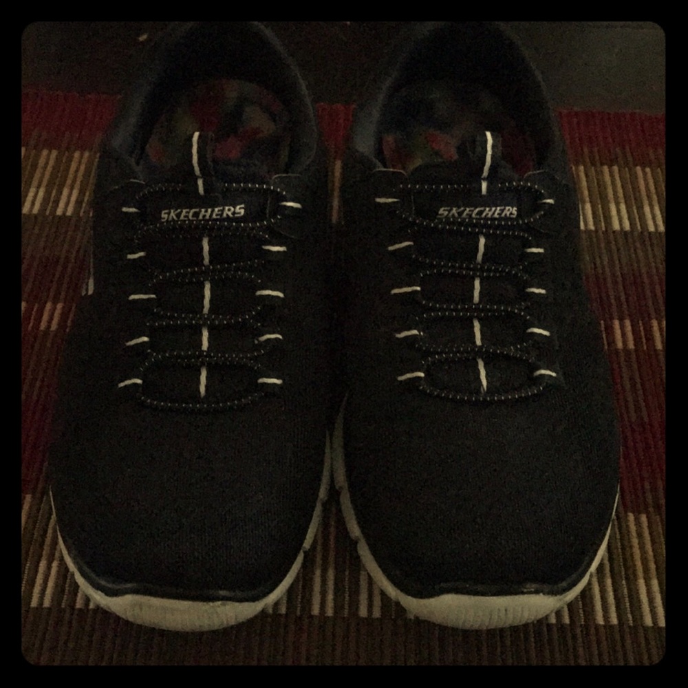SKECHERS WOMANS 7.5 Memory Foam