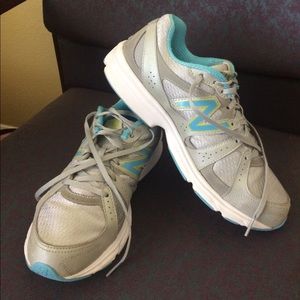 New Balance 421 cross training sneakers