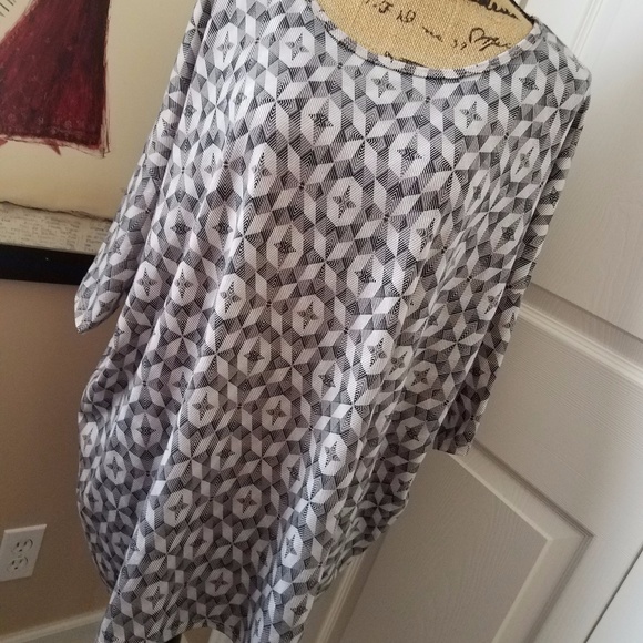 LuLaRoe Tops - LuLaRoe Irma Gray Patterned Top❣SALE