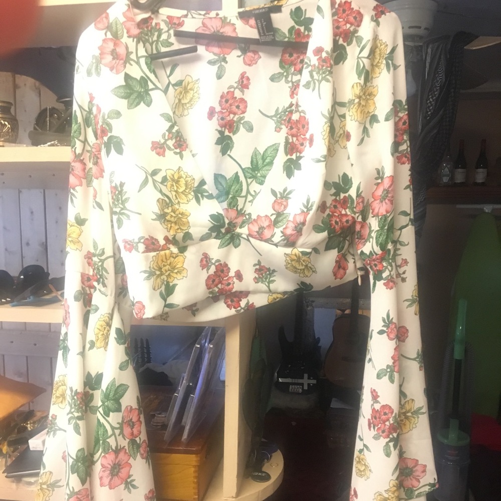 Floral bell sleeve crop top