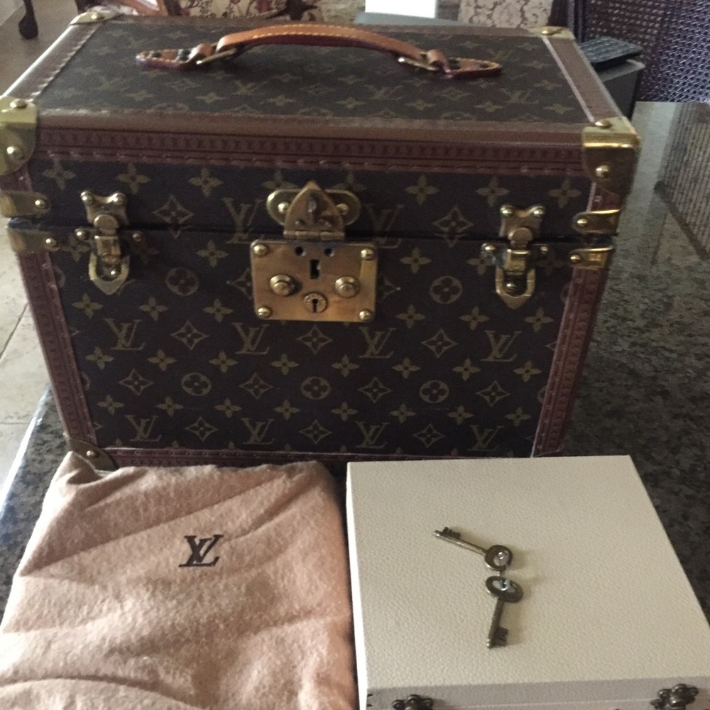 Louis Vuitton authentic Toiletry Case. Cosmetic
