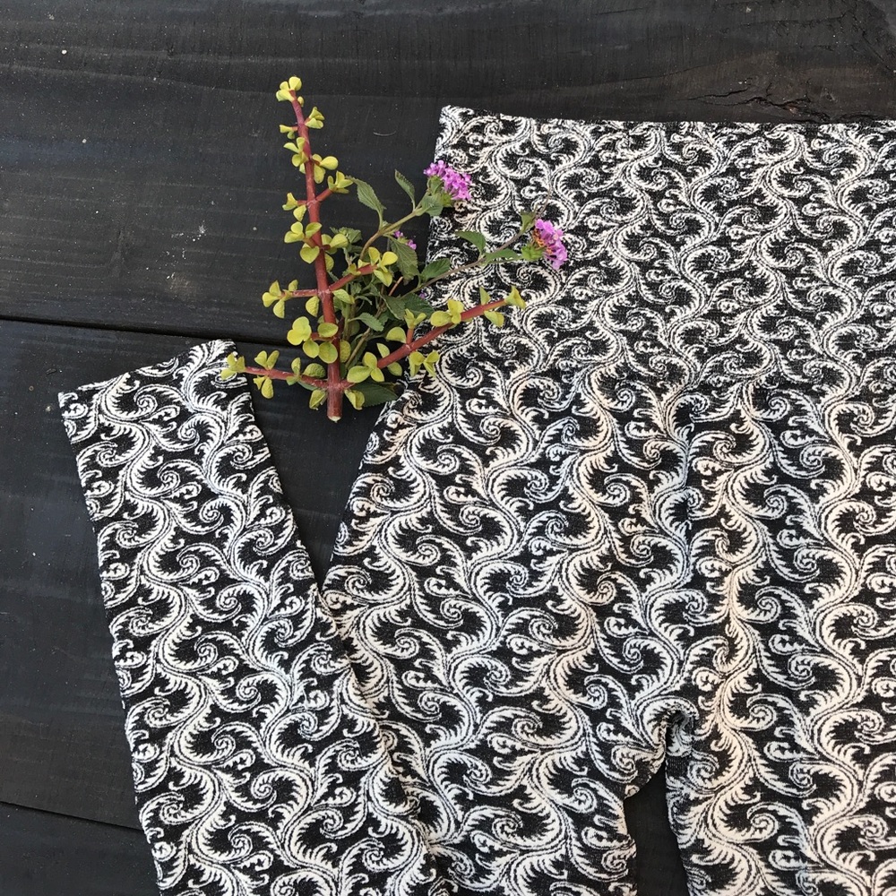 ☁️High-Waisted Floral Fern Patterned Leggings☁️