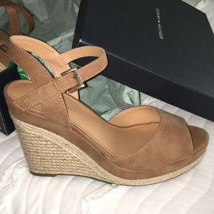 Size 9, Tommy Hilfiger medium brown wedges